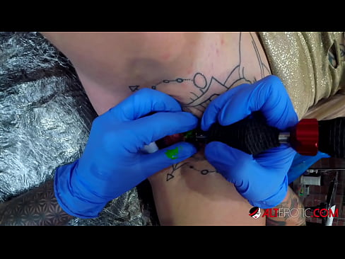 ❤️ Ekstrèmman tatoue hottie Sully Savage te fè yon tatoo sou klitoris li ️❌ Videyo pònografi nan nou % ht.kassavrn.ru%